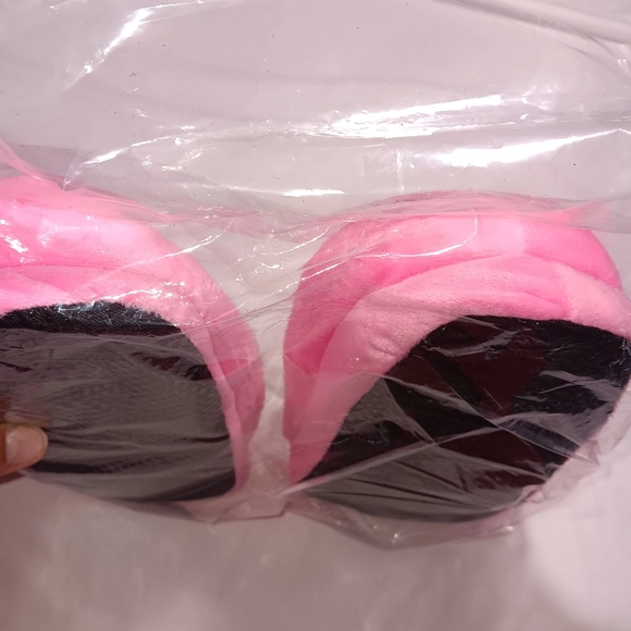 Hello kitty house slippers not for outdoors.. really cute one size fits all - Picture 4 of 6